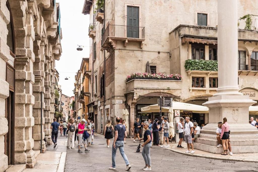 Residenza Angels @Piazzadelleerbe Apartment Verona Luaran gambar